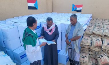 انتقالي القطن يواصل تنفيذ المرحلة الثانية من توزيع السلل الغذائية للأسر المحتاجة