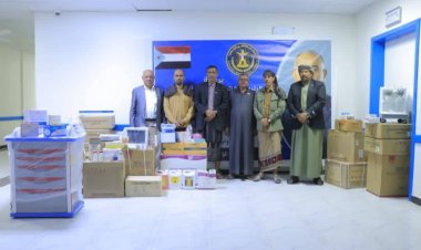 مقدمة من الرئيس الزُبيدي.. انتقالي وادي وصحراء حضرموت يسلّم مساعدات طبية لمستشفى القطن العام