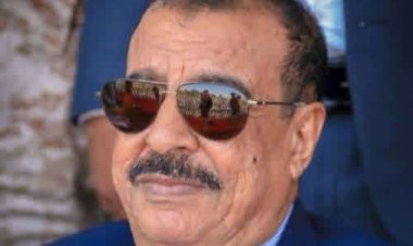 اللواء بن بريك يُعزّي في وفاة البروفيسور أحمد بامشموس