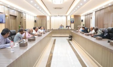 الوزير السقطري يترأس اجتماعًا استثنائيًا بالهيئة العامة للبحوث والارشاد الزراعي ويشدد على أهمية تفعيل دورها الاستراتيجي