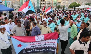 مقادمة وأعضاء فرقة قشمر للألعاب الشعبية بمديرية غيل باوزير ينضمون إلى ساحة الاعتصام بالمكلا