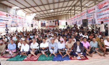 أبناء أبين يؤدّون صلاة جمعة "الجنوب لكل وبكل أبنائه" في ساحة الاعتصام بزنجبار