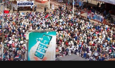 حشود جنوبية تؤدي صلاة جمعة الجنوب العربي لكل وبكل أبنائه في ساحة العروض بالعاصمة عدن