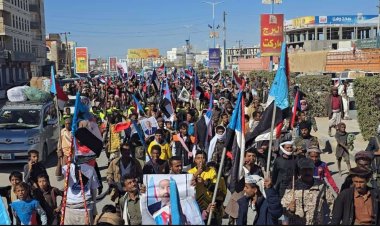 مسيرة جماهيرية حاشدة في عتق تأكيدًا على التمسك بمطلب إعلان الدولة الجنوبية