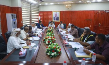 محافظ المهرة يناقش الموازنة التشغيلية لصندوق النظافة والتحسين لعام 2026م