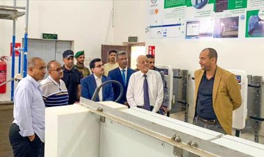 نائب وزير المياه يطلع على المراحل النهائية لمشروع إنشاء محطة طاقة شمسية في حقل بئر ناصر