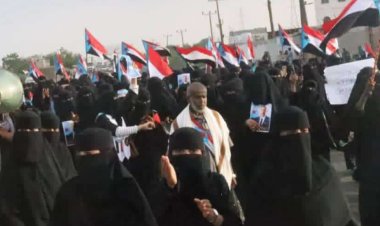 حرائر الجنوب يحتشدن في ساحة الاعتصام المفتوح بالعاصمة عدن للمطالبة باستعادة دولة الجنوب العربي