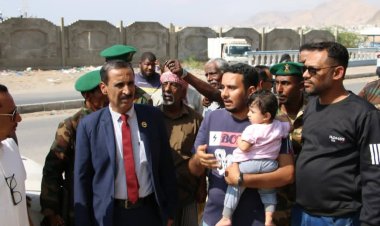 باتيس يتفقد أضرار الضربة الجوية السعودية على ميناء المكلا وما خلفته من أضرار على الأحياء السكنية المجاورة