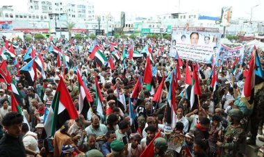 حشود المنصورة تشارك في الاعتصام المفتوح بالعاصمة عدن للمطالبة بإعلان دولة الجنوب العربي