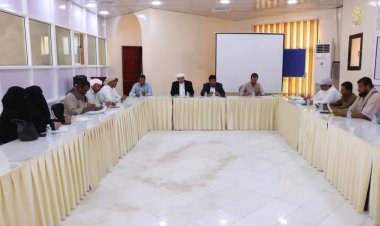 اللجنة الاستشارية بالمهرة تناقش ضبط الأسعار وتكثيف النزولات الميدانية مع مكتب الصناعة والتجارة