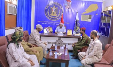 رئيس تنفيذية انتقالي وادي وصحراء حضرموت يلتقي قائد كتيبة النخبة مشاة المستقلة بمعسكر العند
