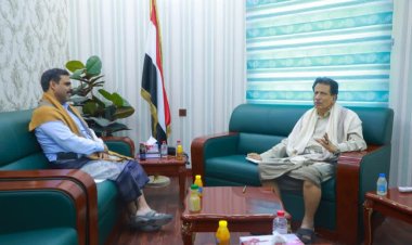 محافظ المهرة بن ياسر يطّلع على الوضع التمويني من مدير الصناعة والتجارة بالمحافظة