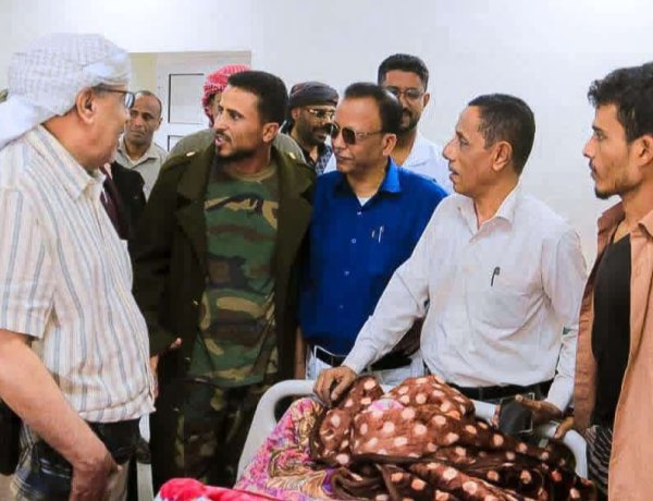 الكثيري يتفقد جرحى القوات المسلحة الجنوبية في مستشفى سيئون العام