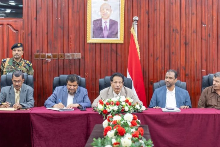 محافظ المهرة يترأس اجتماعًا استثنائيًا للمكتب التنفيذي لمناقشة المستجدات والموازنة العامة