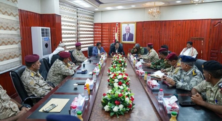 محافظ المهرة بن ياسر يترأس اجتماعًا للجنة الأمنية ويوجه برفع الجاهزية لحفظ الأمن والاستقرار