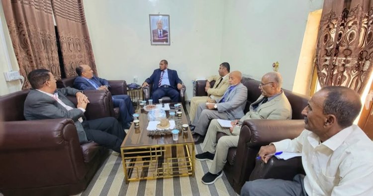 محافظ سقطرى يناقش مع نائب وزير الصناعة آليات تعزيز الأداء المؤسسي للقطاعين الصناعي والتجاري