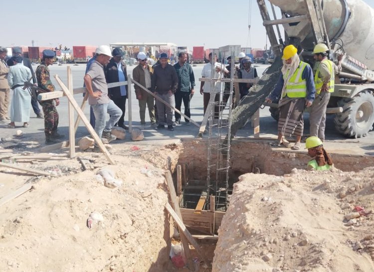 مدير عام جمرك شحن يتفقد الأعمال الإنشائية لمشروع الدكات التفتيش بساحة  الجمرك