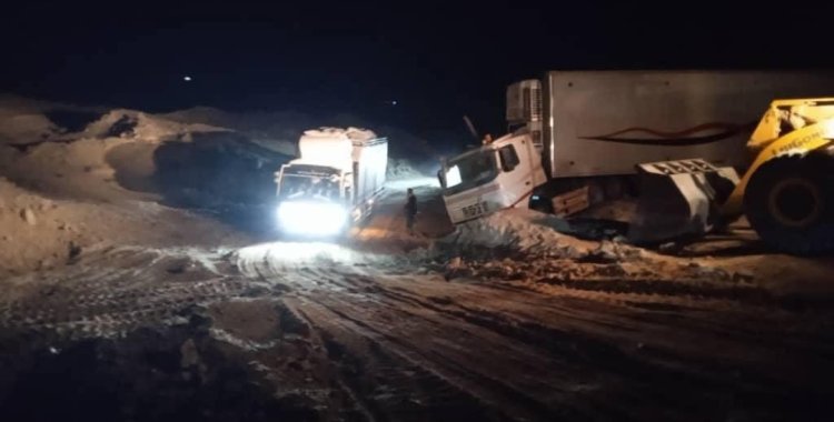 فتح تحويلة طارئة في الهومة بعتاب بعد انقلاب شاحنة قطعت الطريق الدولي بالمهرة