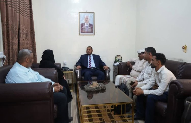 محافظ سقطرى يناقش مع وفد البنك الأهلي اليمني تعزيز مهام فرع البنك ودوره الرقابي بالمحافظة