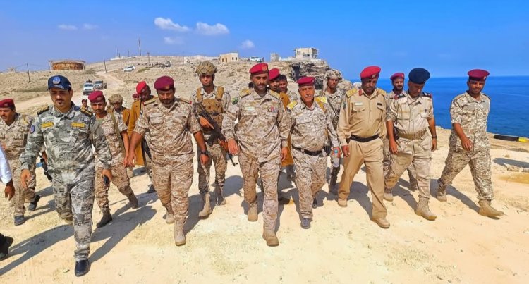 قائد محور الغيضة يتفقد القوات العسكرية في ميناء نشطون ويؤكد جاهزية الوحدات لحماية السواحل والممرات البحرية