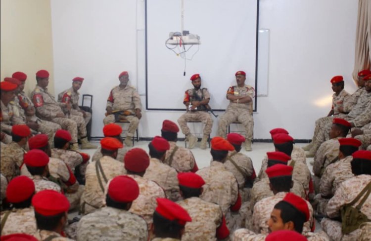 توجيه الشرطة العسكرية فرع المكلا ينفذ محاضرة توعوية بعنوان " القيم والثوابت العسكرية في ادارة الازمات  " لمنتسبي الشرطة العسكرية