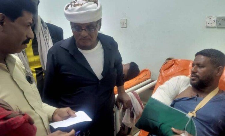 رئيس انتقالي حجر يطمئن على صحة مصابي حادث موكب أبناء المديرية المتجه إلى سيئون