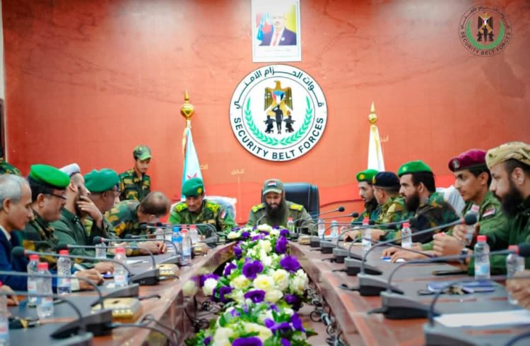 العميد الوالي يترأس اجتماعا بقيادات الحزام الأمني ويشيد بالأداء المتميز في العرض العسكري