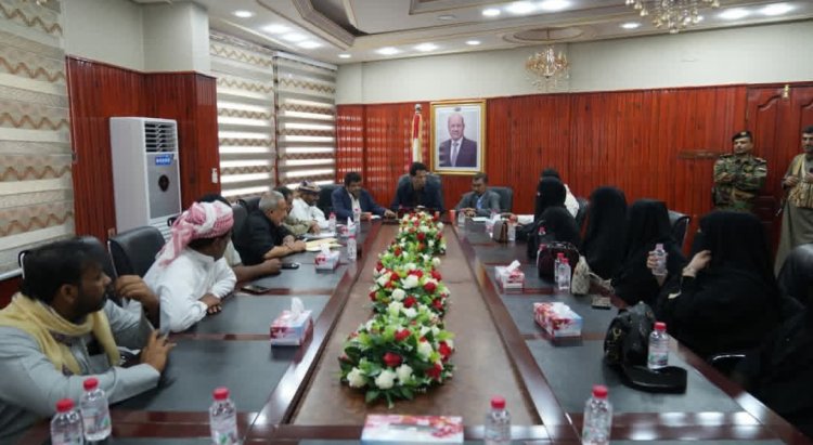 محافظ المهرة بن ياسر يلتقي أهالي الفيدمي ويروب ويؤكد اهتمامه بإنجاز مشروع المياه