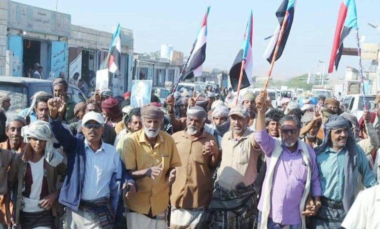 أبناء المحفد بأبين ينظّمون مسيرة جماهيرية تأييداً لتفويض القوات المسلحة الجنوبية في تحرير وادي حضرموت