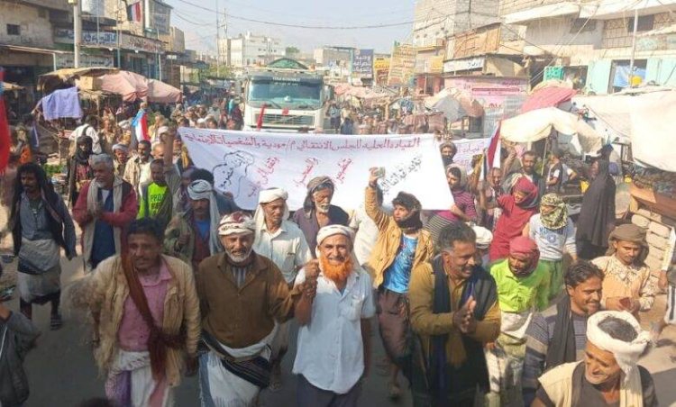 مسيرة جماهيرية حاشدة في مودية تأييداً لقوات النخبة الحضرمية واستعادة الأمن في الوادي منذ ساعتين