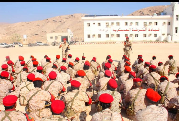 نائب ركن التدريب بالشرطة العسكرية  يلقي محاضره بعنوان "دورية الإغارة والمسير من نقطة النزول " لمنتسبي القوة