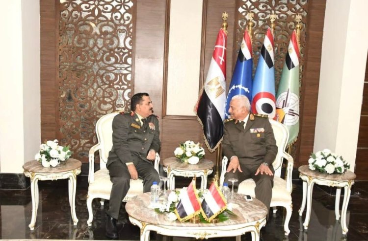 وزير الدفاع يلتقي نظيره المصري في القاهرة