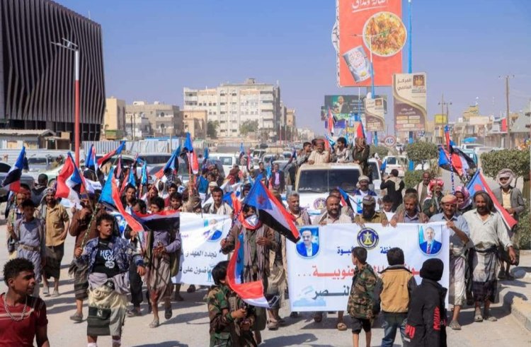 انتقالي عتق ينظم مسيرة جماهيرية احتفالًا بانتصارات القوات الجنوبية في عارين وحضرموت