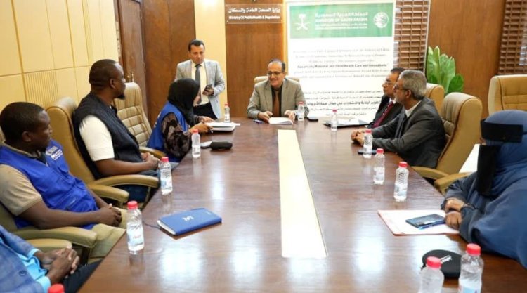 وزير الصحة يبحث مع الهيئة الطبية الدولية تعزيز التدخلات الصحية ويتسلم سيارتي إسعاف
