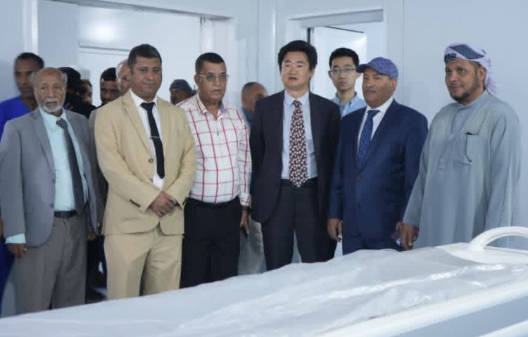 محافظ سقطرى ومعه نائب وزير الصناعة والتجارة والقائم بأعمال السفير الصيني يزورون موقع ميناء قرمة