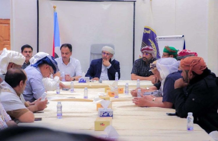 الكثيري يلتقي بعدد من مشايخ قبيلة يافع بمديرية القطن ويشيد بدورهم في تأمين المديرية ودعم جهود تحرير الوادي