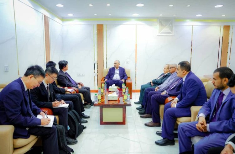 الرئيس الزُبيدي يبحث مع القائم بأعمال السفير الصيني تعزيز العلاقات الثنائية ودعم جهود التنمية