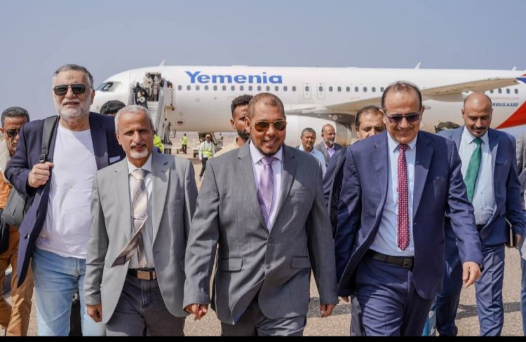 المحافظ الثقلي يستقبل وزير الصحة في مطار سقطرى الدولي