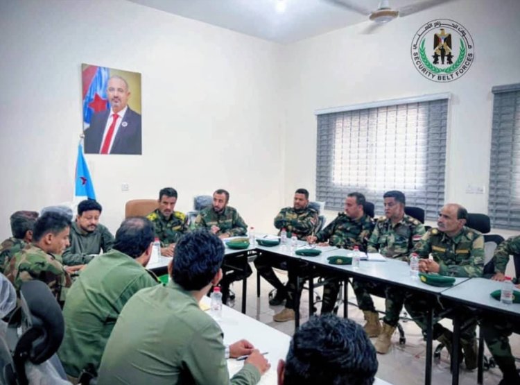 العميد الربيعي يترأس اجتماعًا بقيادات حزام العاصمة عدن ويشدّد على رفع الجاهزية واستدعاء كافة القوة