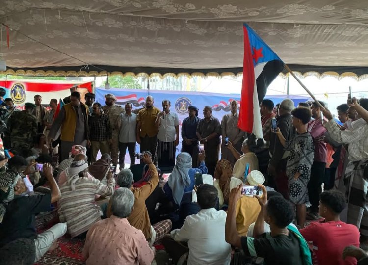 استجابة لدعوة انتقالي حضرموت.. أبناء المحافظة يدشّنون مخيم اعتصام شعبي واسع بالمكلا