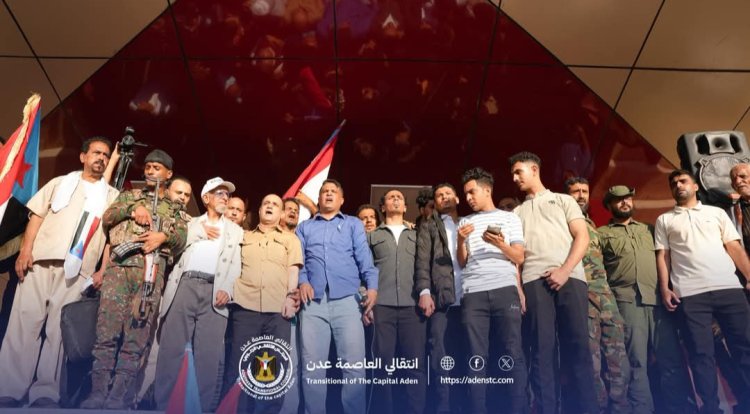 استجابة لدعوة انتقالي العاصمة .. احتشاد جماهيري واعتصام شعبي بعدن يطالب إعلان دولة الجنوب العربي