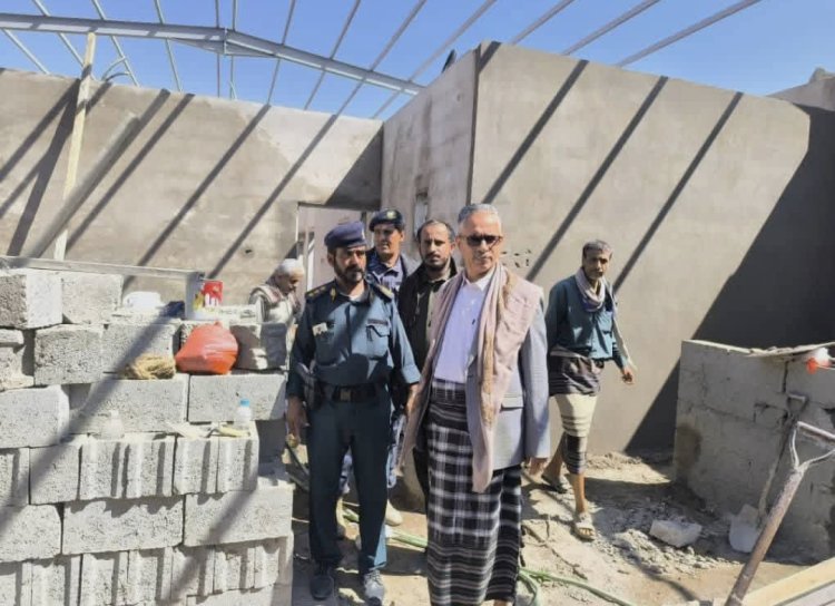 مدير عام مديرية عتق يتفقد مشروعي مبنى الإصدار الآلي وهنجر هيئة الأراضي ويطلع على نسبة الإنجاز