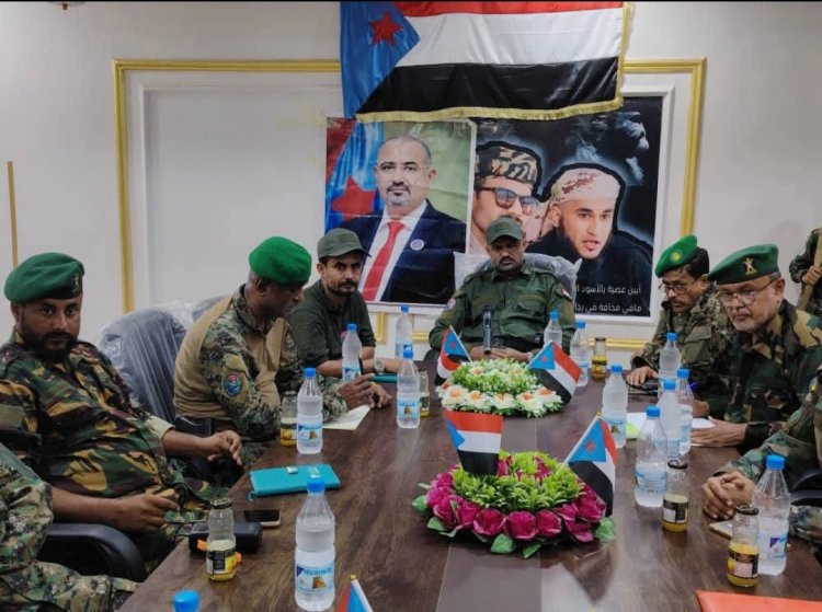العميد السيد يترأس اجتماعاً بقيادات الحزام الأمني في أبين ويؤكد وقوفه الكامل مع القيادة الجنوبية ويشدد على رفع الجاهزية