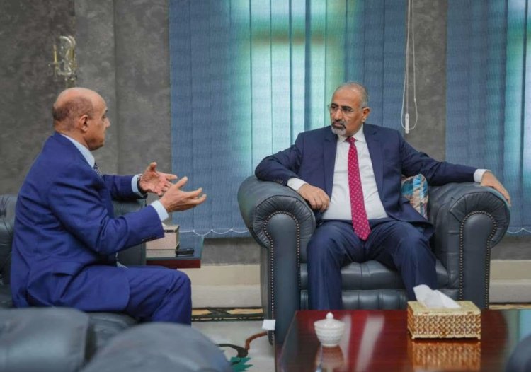 الرئيس الزُبيدي يطّلع من محافظ البنك المركزي على الإجراءات المنفذة في خطة الإصلاحات المالية والمصرفية