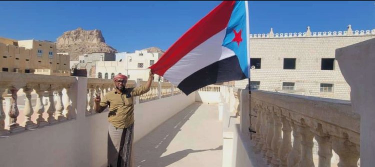 انتقالي تريم يدشن حملة رفع أعلام العلم الوطني الجنوبي في المدارس والمباني الحكومية