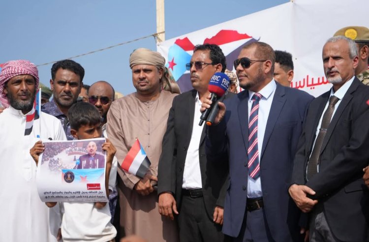 محافظ سقطرى يشهد اعتصامًا جماهيريًا مفتوحًا بحديبو للمطالبة بإعلان دولة الجنوب العربي
