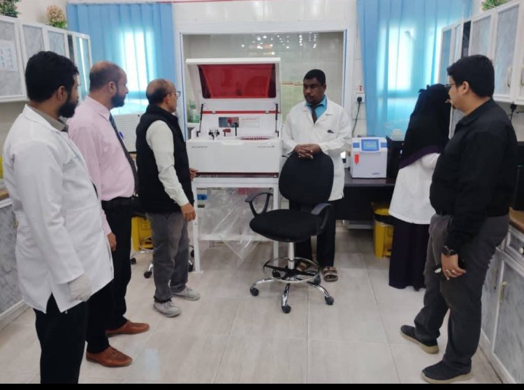 مدير عام الرعاية الصحية الأولية بمحافظة المهرة يزور مستشفى السلطان قابوس بمديرية شحن