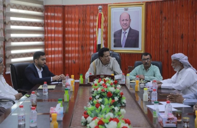 محافظ المهرة يلتقي ضباط المحافظة القدامى ضمن جهود تعزيز الأداء الأمني وتثبيت الاستقرار