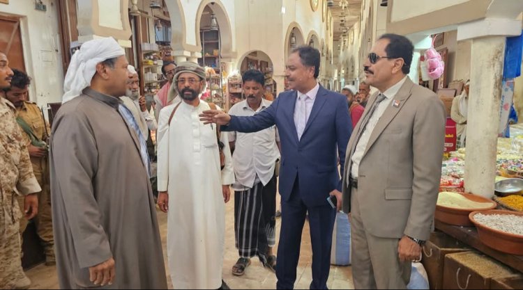 عضو هيئة رئاسة الانتقالي فادي باعوم يتفقد أسواق سيئون وتطبيع حياة المواطنين بعد تحرير الوادي