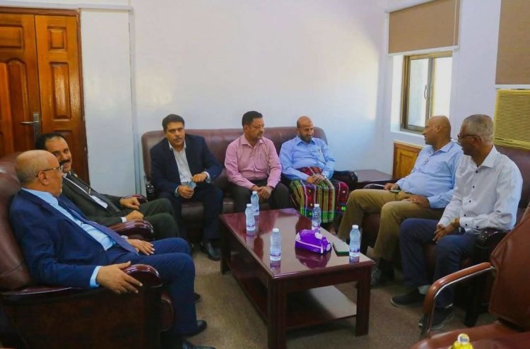 الكثيري يتفقد فرع البنك المركزي بسيئون